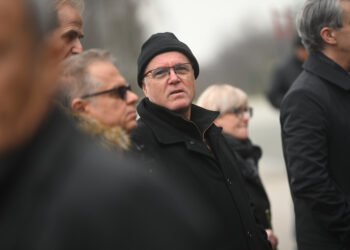 Kandidat za šefa Mirogoja vođa je punk-grupe Zadruga koji nastupe izvodi s motornom pilom