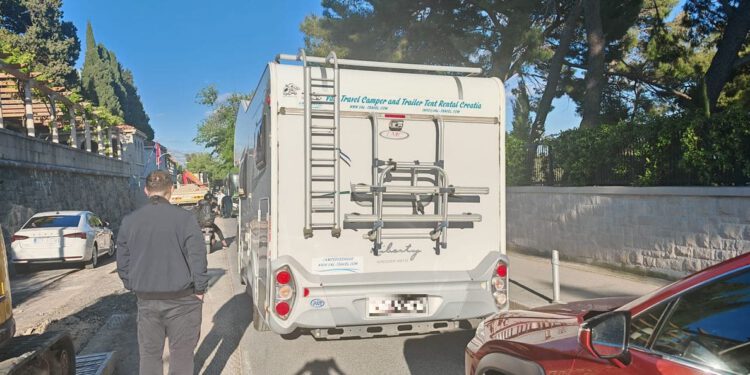 Kaos na Meštrovićevom šetalištu: Kamper prošao kroz crveno i paralizirao promet