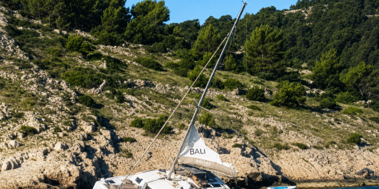 Katamaran s devetero ljudi počeo tonuti nakon udara u otok, skiper ga namjerno nasukao u plićak da spasi posadu!