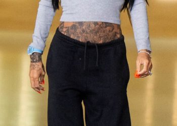 Katie Price vraća se u Ujedinjeno Kraljevstvo unatoč tvrdnjama da je ostala u Dubaiju… dok zvijezda prikriva ‘pogrešne zahvate’ kojima je bila podvrgnuta sa suprugom Leejem Andrewsom
