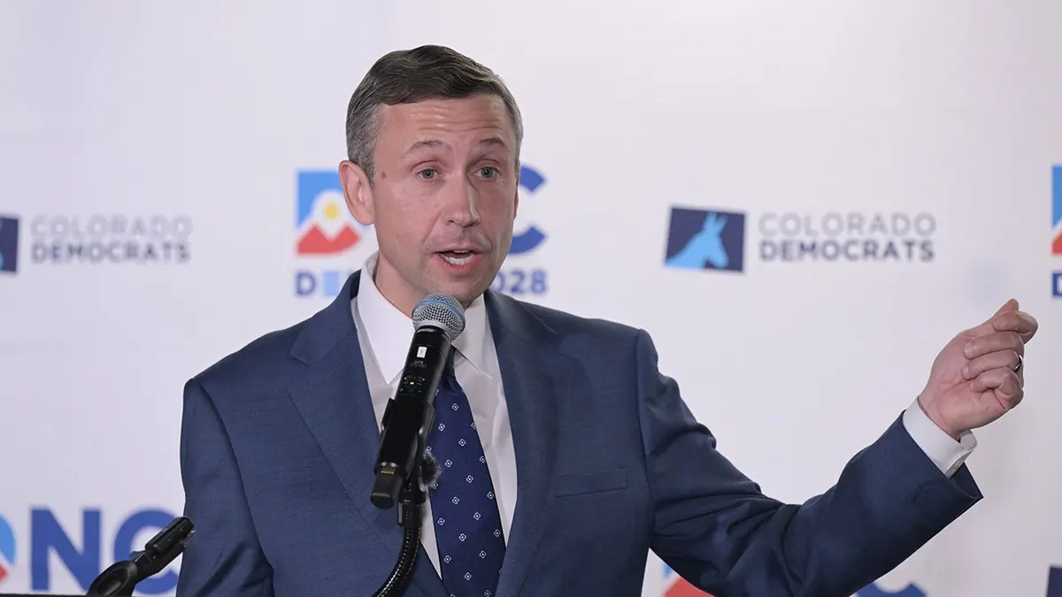 Predsjedavajući DNC-a Ken Martin drži govor tijekom konferencije za novinare za posjet DNC-u u Ball Areni u Denveru, Colorado
