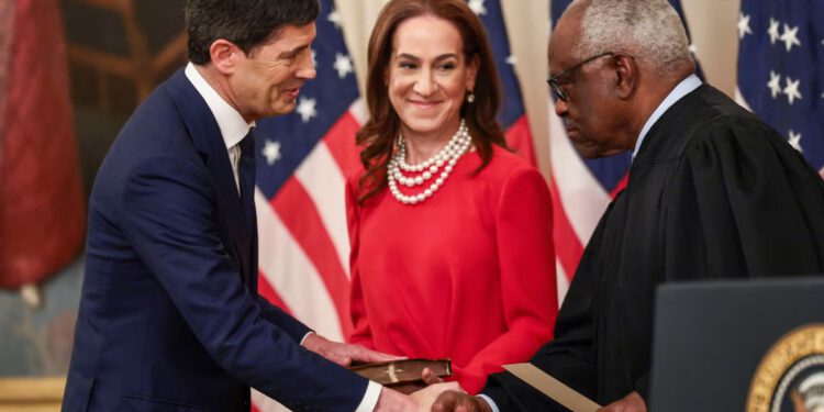 Kevin Warsh prisegnuo je Clarenceu Thomasu dok Trump tvrdi da želi ‘neovisne’ Fed rezerve pod svojom odabranom stolicom
