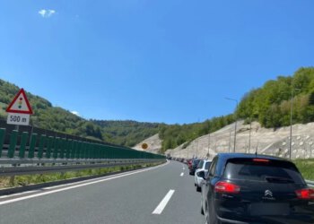 Kolona na cesti Sarajevo – Mostar, putnici na pojedinim dionicama čekaju i do sat vremena