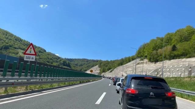 Kolona na cesti Sarajevo – Mostar, putnici na pojedinim dionicama čekaju i do sat vremena