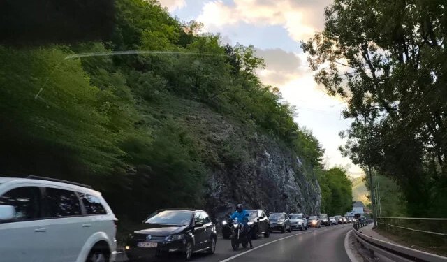 Kolone iz Hercegovine prema Sarajevu i do 12 kilometara, najveće gužve kod Konjica i Jablanice