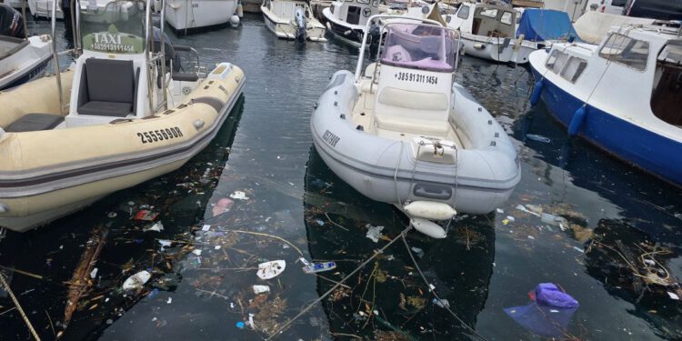 Korčulanska lučica zatrpana smećem, nadležni imaju urnebesno opravdanje!