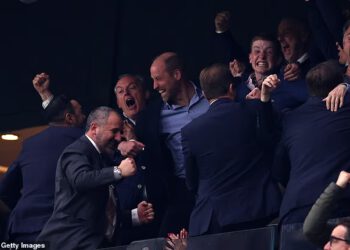 Kraljevski pečat odobrenja! Radujući princ William plače od radosnica nakon što je vidio kako njegova voljena Aston Villa pobjeđuje u finalu Europske lige u Istanbulu kako bi okončala njihovu 30-godišnju sušu u osvajanju srebra – a njihov posljednji trofej stigao je kad je on imao 13 godina!