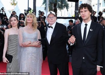 Krhki Bruce Dern, 89, oslanja se na kćer Lauru i unuke na crvenom tepihu u Cannesu… šest mjeseci nakon smrti Diane Ladd