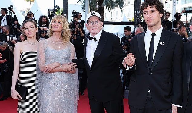 Krhki Bruce Dern, 89, oslanja se na kćer Lauru i unuke na crvenom tepihu u Cannesu… šest mjeseci nakon smrti Diane Ladd