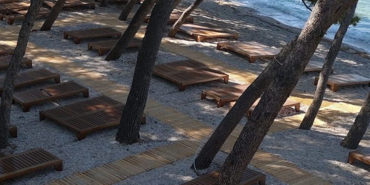 LEŽALJKE POSVUDA Nova okupacija plaže u Makarskoj: “Nemamo gdje staviti šugaman”