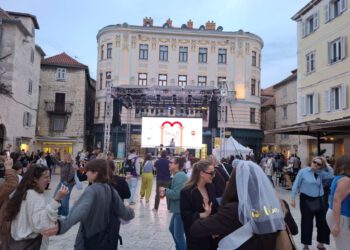 LUDILO U SPLITU Splićani se zabavljali na Pjaci, buduća mladenka ukrala pažnju svima