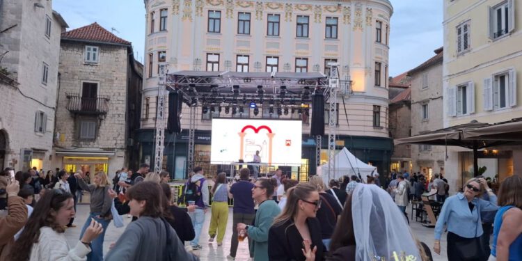 LUDILO U SPLITU Splićani se zabavljali na Pjaci, buduća mladenka ukrala pažnju svima