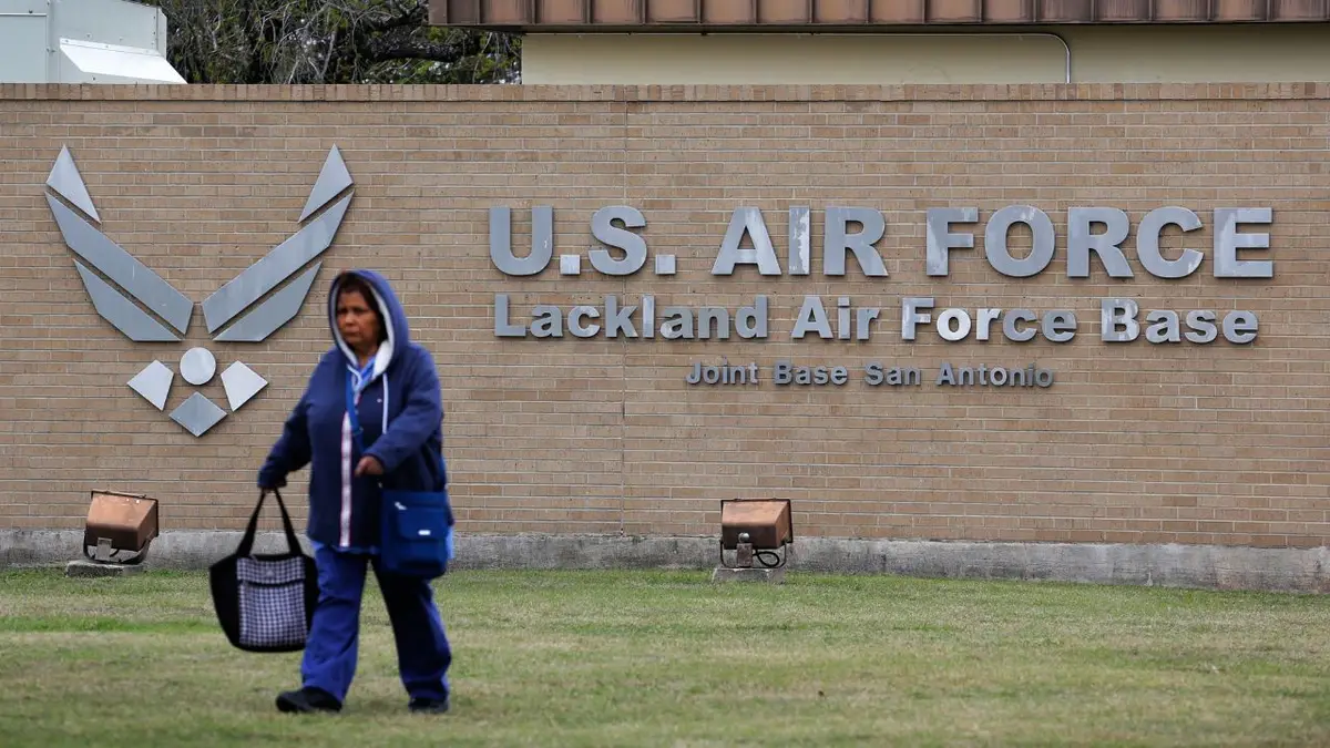 Pješak prolazi pokraj glavnih vrata u bazi zrakoplovnih snaga Lackland u San Antoniju