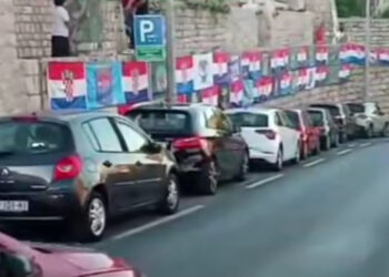 Legende s ‘Kapelice’ ukrasile ulicu zbog Dana državnosti, sve je u bojama zastave!