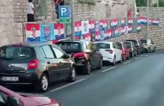 Legende s ‘Kapelice’ ukrasile ulicu zbog Dana državnosti, sve je u bojama zastave!