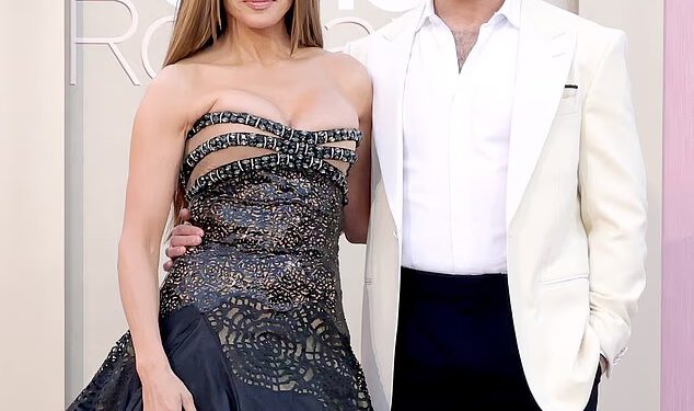 Lice Jennifer Lopez govori sve dok kolega iz serije Uredska romansa Brett Goldstein izvodi džentlmenski potez na premijeri