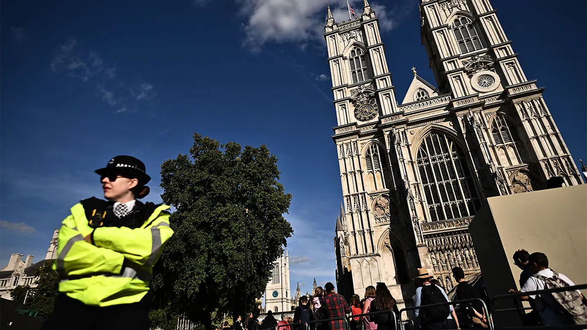 Londonski policajac viđen ispred Westminsterske opatije