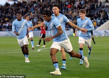 Man City osvojio FA Youth Cup: Sin legende Premier lige zadaje posljednje slomljeno srce Man Unitedu dok Pep Guardiola nazdravlja trijumfu mladih prije putovanja u London na finale FA Cupa