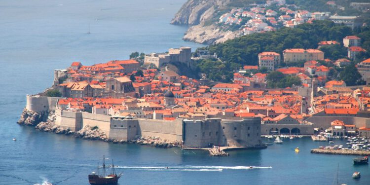 Maturanti u Dubrovniku napali policajce : “Pokazivao mu srednji prst”