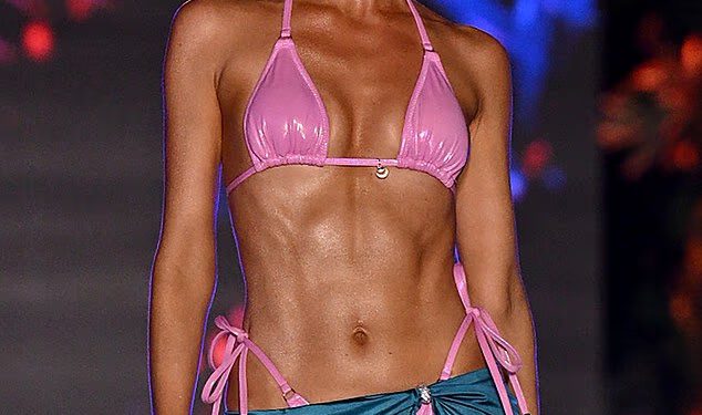 Maura Higgins juriša na modnu pistu u malenom bikiniju prije no što ode bez grudnjaka u prozirnoj haljini dok pravi senzaciju tijekom Tjedna plivanja u Miamiju