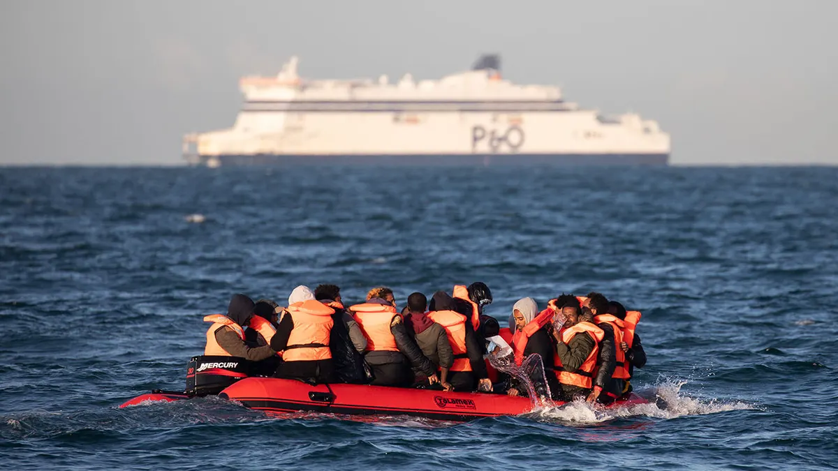 Migranti ispuštaju vodu iz malog čamca na napuhavanje u blizini Doverskog tjesnaca
