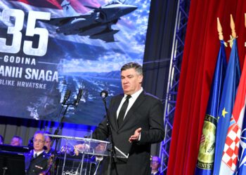 Milanović opleo: ‘Današnji svijet je na rubu kaosa, što izvodi Vučić?’