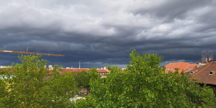 Monstruozna oluja poharala Zagreb: Srušena stabla, vjetar rušio sve pred sobom, pogledajte kaos