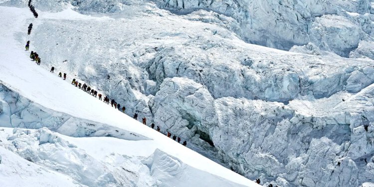 Mount Everest bilježi rekordnih 274 vrha u jednom danu zbog straha od prenapučenosti