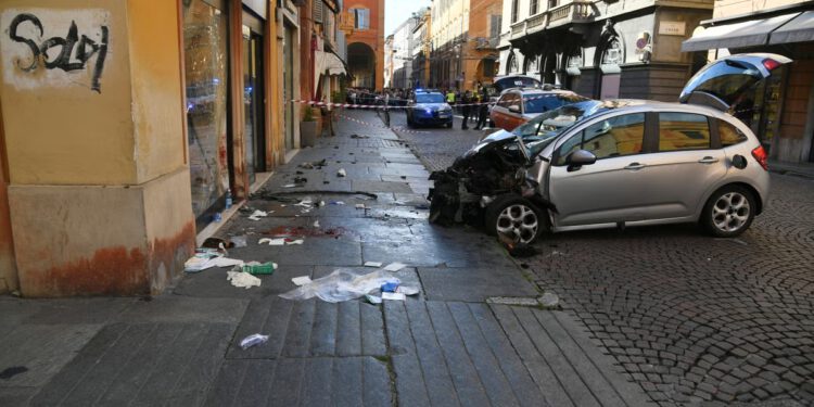Muškarac s nožem zabio se automobilom u pješake u talijanskom gradu ranivši najmanje 8 ljudi