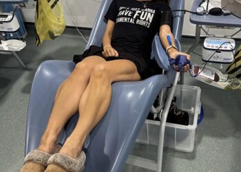 Myleene Klass poziva obožavatelje da daju krv dok dijeli video procesa darivanja… i pojavljuje se na crvenom tepihu samo nekoliko sati kasnije