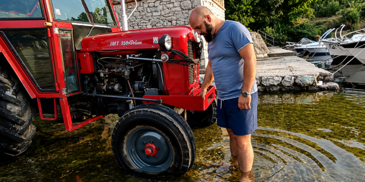 NIJE MU DOSTA! Zagrepčanin koji je starim traktorom išao na more sada vozi rutu oko Balkana, a iduće godine planira spektakularan dolazak u Dubrovnik!