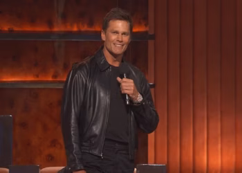 Naježeni Tom Brady flertuje sa ženom Kevina Harta po povratku na Netflix roast… dvije godine nakon vlastite horor serije