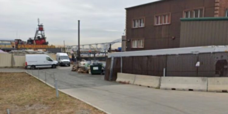 Najmanje 16 ozlijeđenih u velikoj eksploziji i požaru u brodogradilištu u New Yorku, kažu dužnosnici