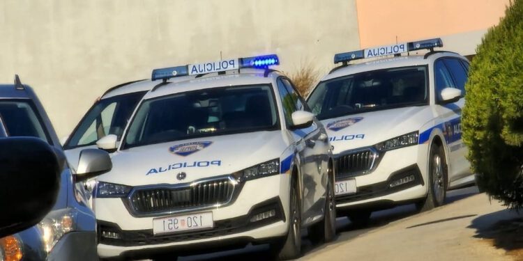 Nakon prometne nesreće u Trogiru, otvorila se cesta. Prometuje se jednim trakom