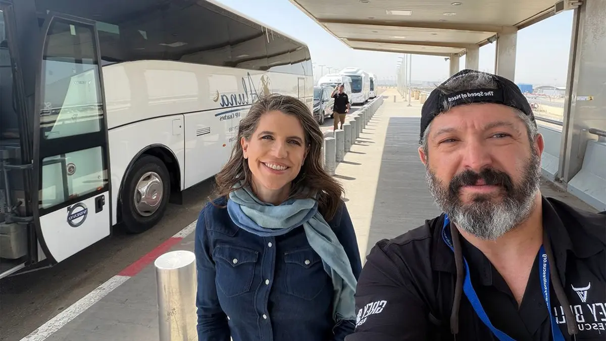 Nancy Mace, lijevo, na slici pored osnivača Grey Bulla, Bryana Sterna, desno.