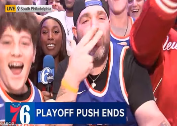 Navijači Rowdy Knicksa mafiju novinara 76ersa nakon preuzimanja Philadelphije za osvajanje NBA doigravanja