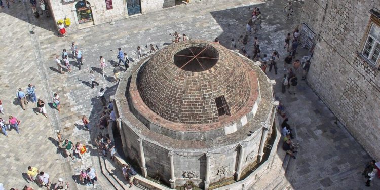 Nedjelja sunčana i vrlo topla, na moru uz olujne udare bure