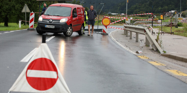 Nevrijeme u Sloveniji čupalo krovove i stabla, oluja se premješta prema jugu