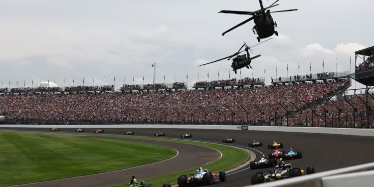 Newsom kritikuje Hegsetha zbog dijeljenja videa vojnih helikoptera Blackhawk koji lete s Indy 500