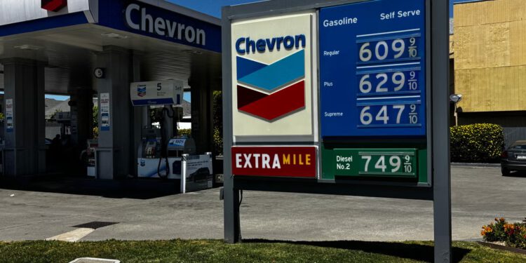 Newsomov ured upozorava Kalifornijce da izbjegavaju Chevron ovog blagdanskog vikenda, navodeći visoke cijene goriva