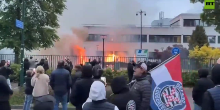 Nizozemski prosvjednici zapalili prihvatilište za azilante (VIDEO) — RT World News