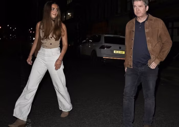 Noel Gallagher (58) izgleda potpuno opčinjen marketinškom menadžericom Ninom Johnson (28), dok se priča o novom paru koji se slika kako uživa na spoju dva mjeseca nakon njegovog razlaza od Sally Marsh
