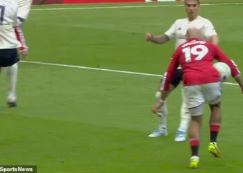Nottingham Forest se ispričao od strane glavnog sudaca Howarda Webba zbog kontroverze o ‘rukometu’ Bryana Mbeuma tijekom okršaja Man Uniteda