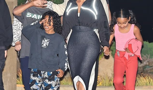 Novi dečko Kim Kardashian Lewis Hamilton prvi put viđen s njezinom djecom