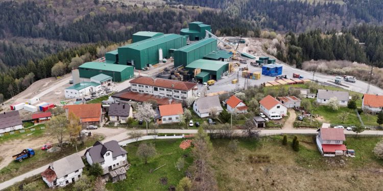 Novi rudnik srebra ponudio je poslove i investicije za mali europski grad. Ali tada su stotine bile pozitivne na olovo u krvi