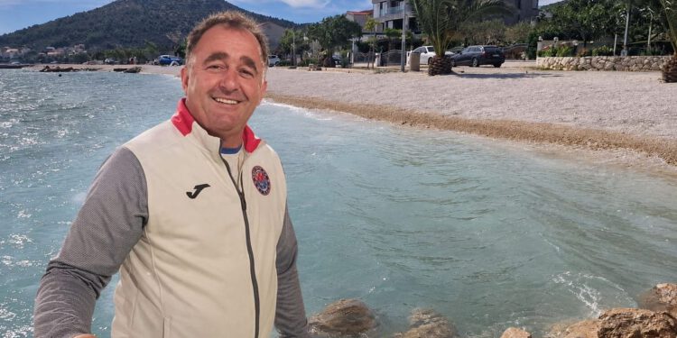 OD BATINANJA NOVINARA DO PATETIKE Nasilni načelnik Marine nakon izlaska iz pritvora izmišlja optužbe za medije, a na obalu istovario