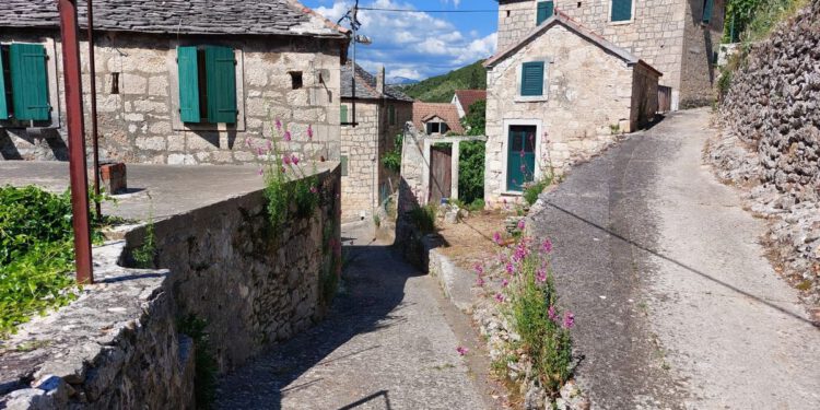 ORIJENTACIJSKO TRČANJE Možete li se pomoću karte i kompasa snaći u nepoznatom području? Provjerite to na otoku Braču!