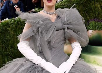 Odjevna kombinacija Sarah Paulson za Met Gala označena je kao ‘velika pažnja’ kod Jeffa Bezosa i Lauren Sanchez jer otkriva ‘tajno značenje’ iza svog izgleda