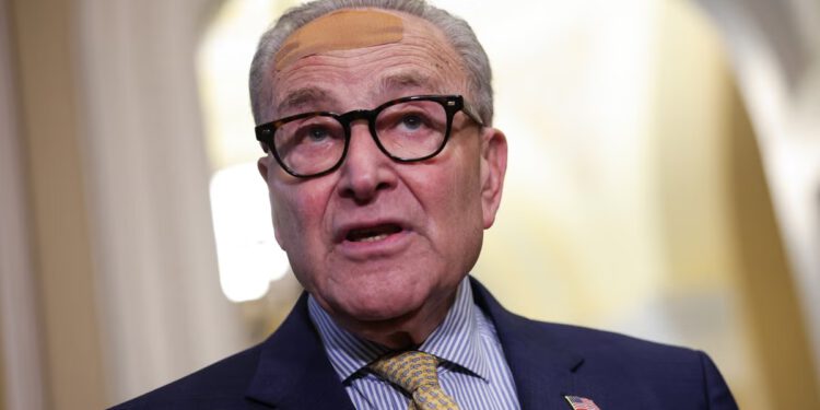 Odstupi, Chuck! Demokrati zapanjujuće upozoravaju Schumera da se kloni utrka nakon kraha u Maine Millsu