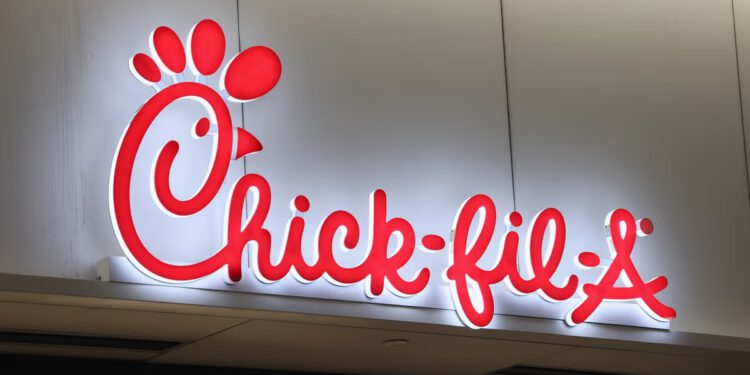 Operater franšize Chick-fil-A suočava se sa saveznom tužbom zbog tvrdnji da je odbio udovoljiti vjerskim uvjerenjima zaposlenika